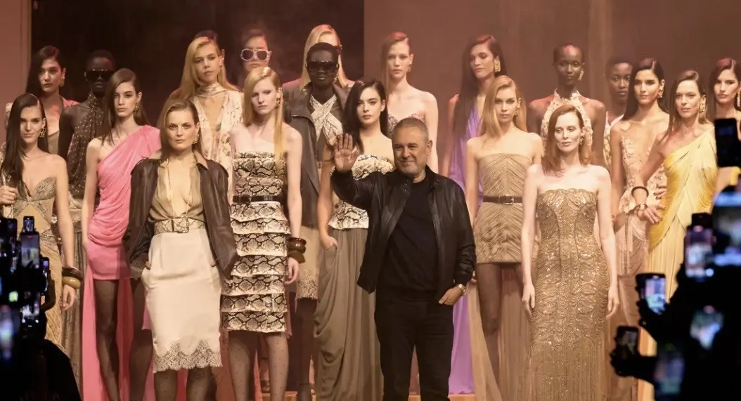 امرأة Elie Saab في ربيع 2026: حرّة، جريئة وأنيقة دائماً!