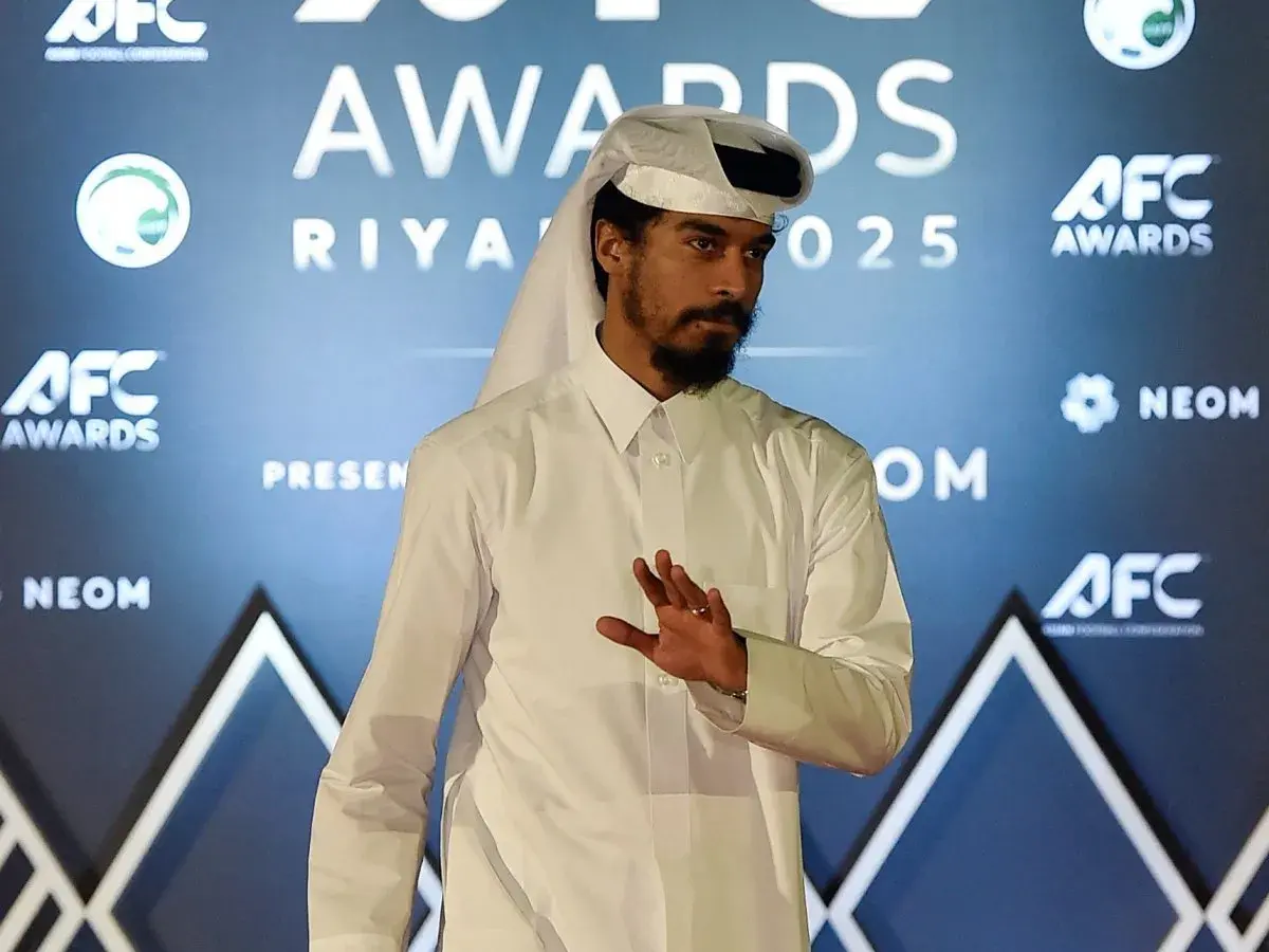 عفيف يفجرها عبر «الشرق الأوسط»: نعم طلبت من الجماهير إلقاء العلب!