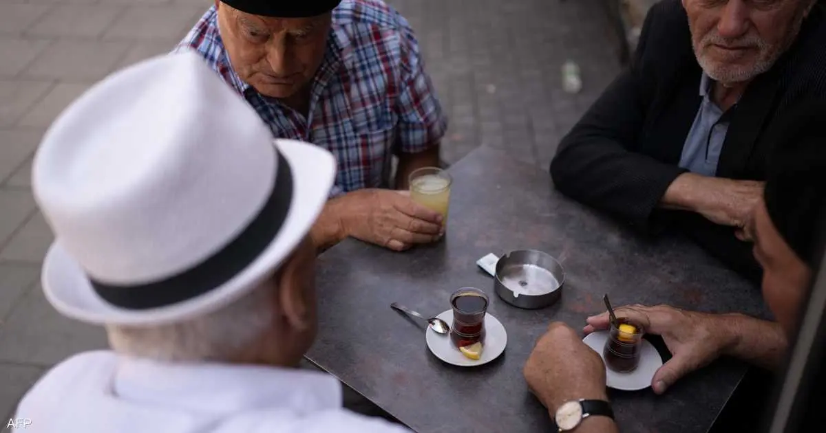 الماء والشاي والقهوة.. ماذا يفعل جمع هذه المشروبات بصحتك؟