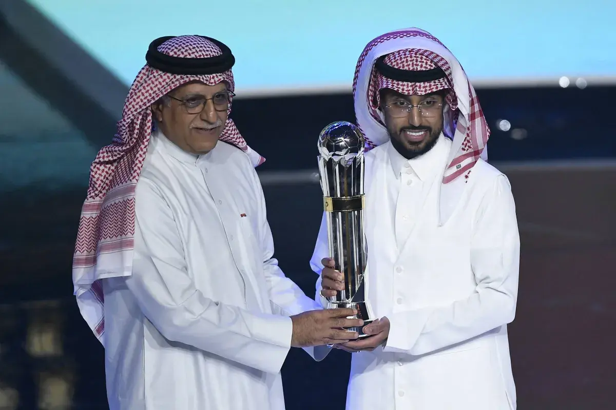 رسمياً... سالم «أسطورة آسيوية»