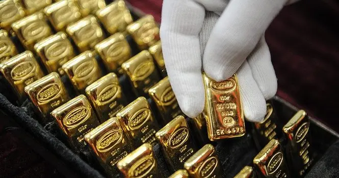 الذهب يسجل مستوى قياسيًا جديدًا قرب 4400 دولار