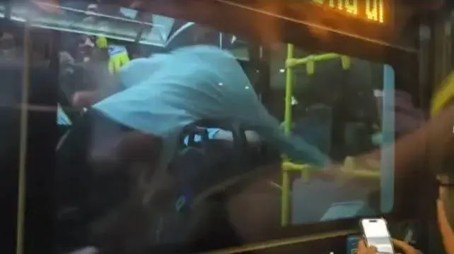 مشجعو فريق إسرائيلي خسروا مباراة وفزعوا من صاروخ حوثي... فانتقموا من عرب القدس