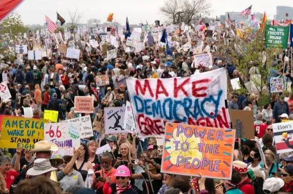 ملايين المناهضين لترمب يتظاهرون في سائر أنحاء أميركا يوم السبت