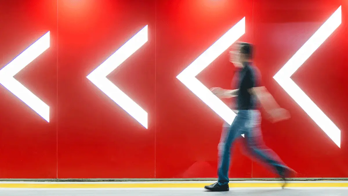 حين يصبح الوقت عدواً: كيف تقع الشركات في فخ التفاؤل الزمني؟