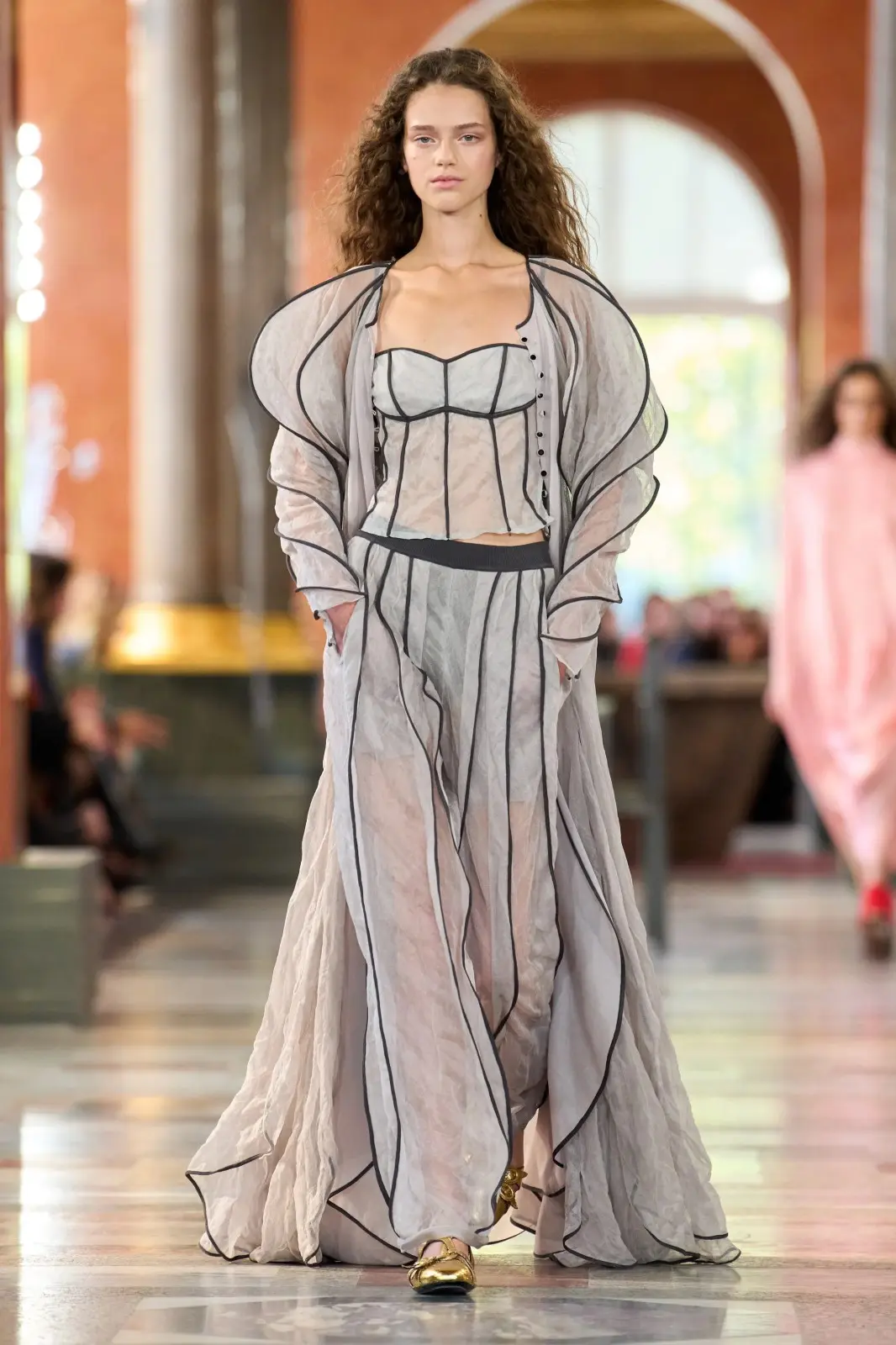 من التاريخ إلى الحياة اليومية... تقدّم Louis Vuitton رؤية جديدة للأناقة