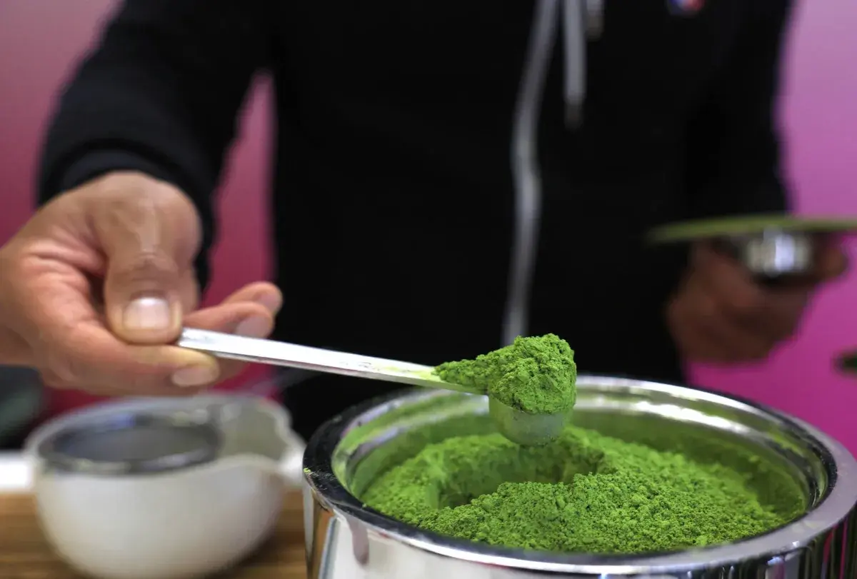 شاي الماتشا: السعرات والكافيين والمكونات