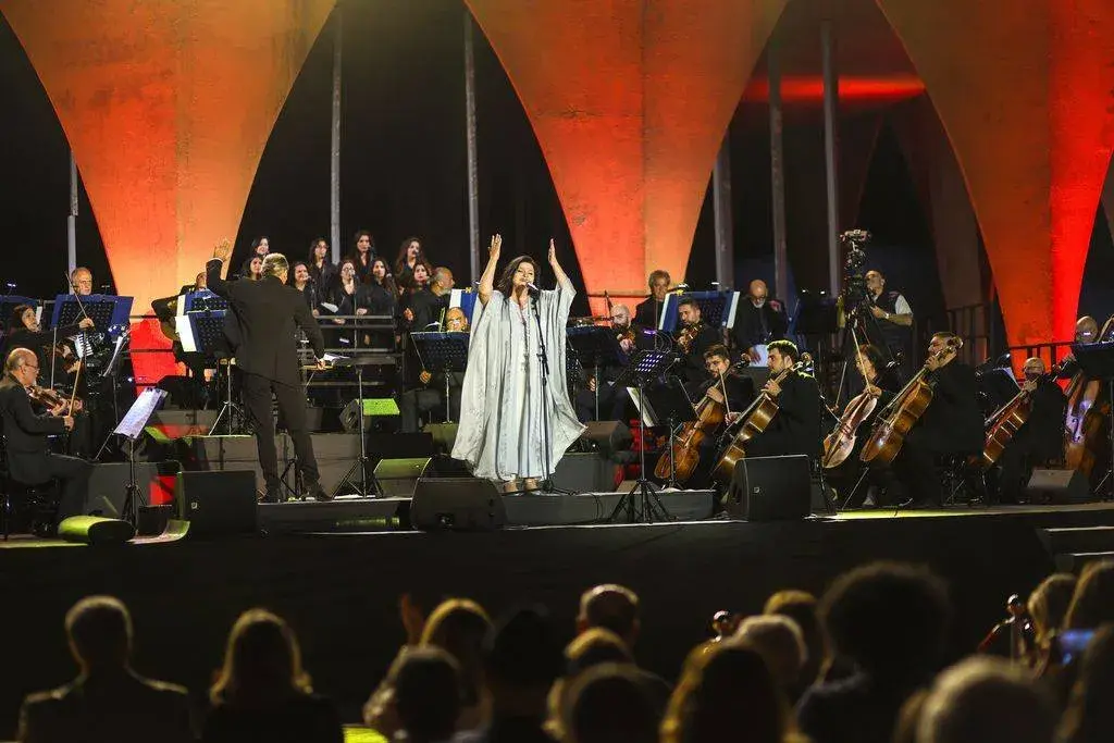 «أنغام وقصائد» جاهدة وهبة تملأ فضاء «معرض رشيد كرامي»