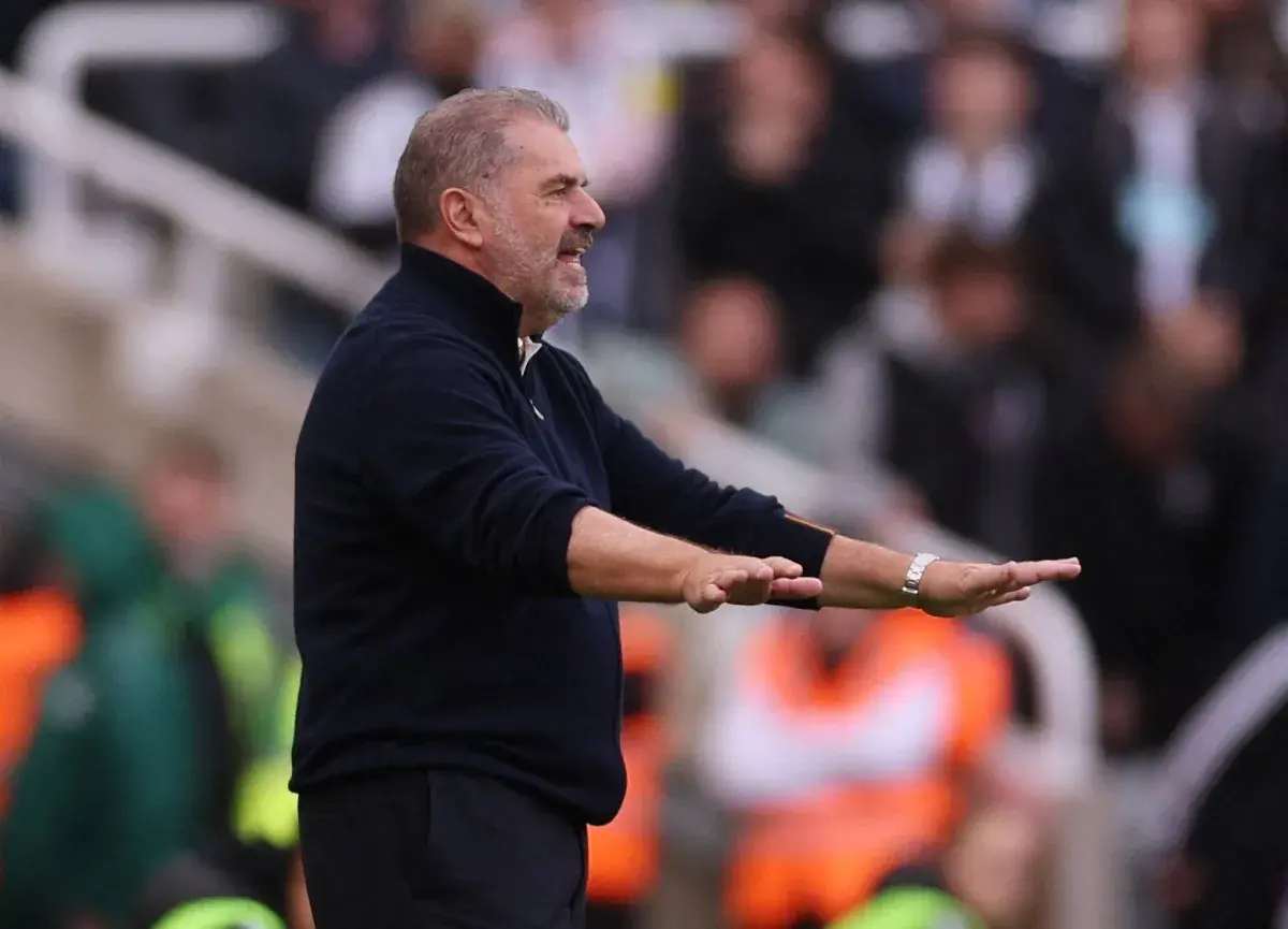 بوستيكوغلو يطالب جماهير فورست بالصبر