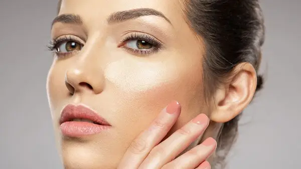 بودرة تفتيح تحت العين.. منتج تجميلي يخفي الهالات السوداء