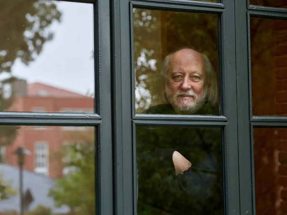 الهنغاري “لاسلو كراسناهوركاي”.. أديب السينما الذي حصد نوبل للأدب 2025