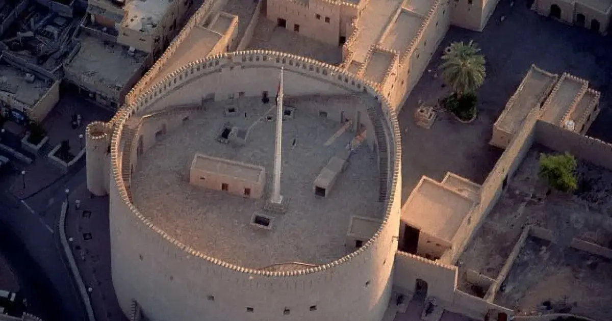 (شاهد) فتحات النار والأبواب الخفية.. تقنيات دفاعية من زمن الحصون تُميز قلعة نزوى في سلطنة عمان