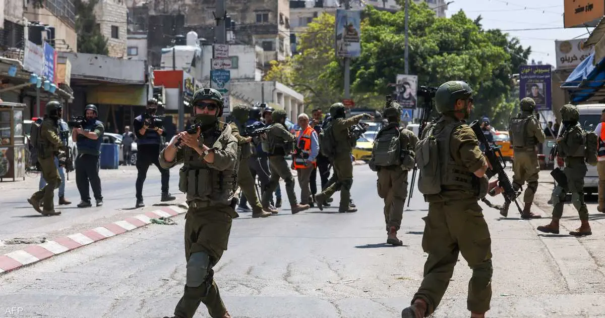 الضفة الغربية.. اقتحامات واعتقالات وحواجز عسكرية