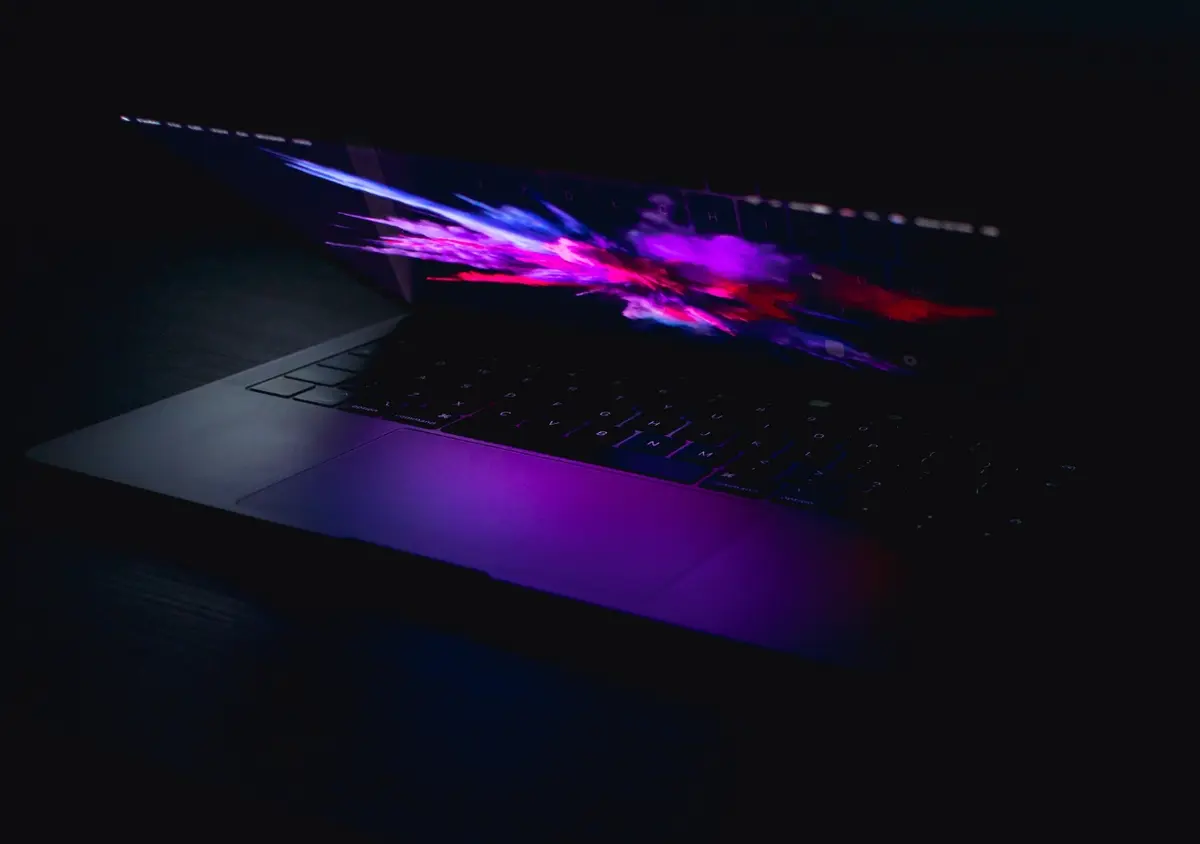 آبل تختبر MacBook Pro بشاشة لمس ومعالج M6.. إطلاق متوقع بين 2026 و2027