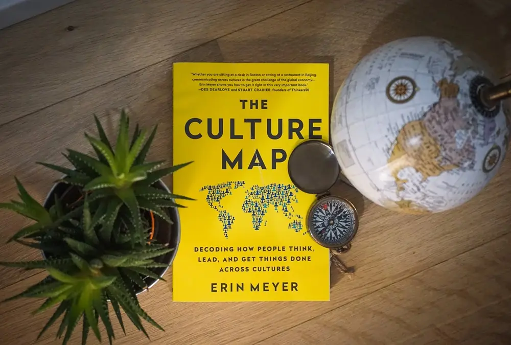 كتاب The Culture Map.. الأبعاد الثمانية التي تعيد رسم ملامح القيادة عبر الثقافات