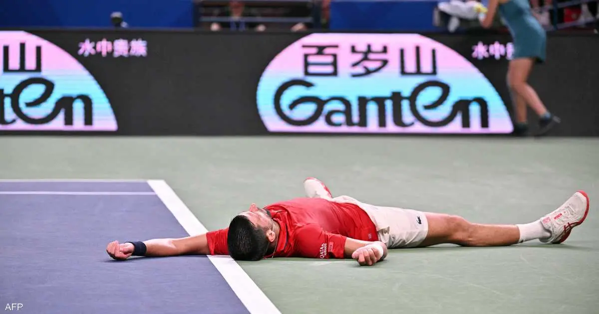 فيديو.. الحر يسقط جوكوفيتش أرضا لكنه يفوز