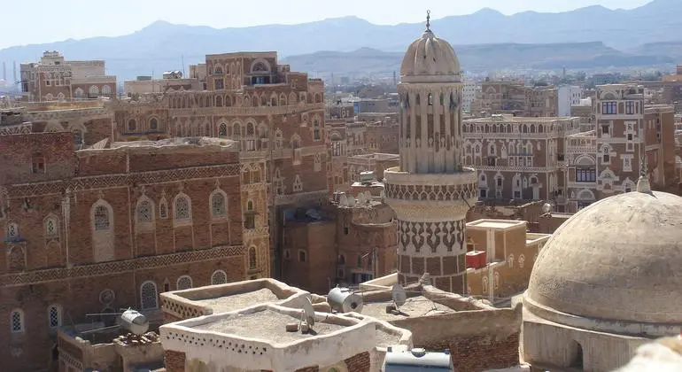 اليمن - عناصر الأمن التابعة لأنصار الله تغادر مجمع الأمم المتحدة في صنعاء