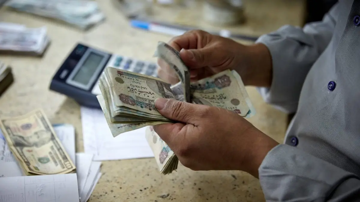 رويترز: الجنيه المصري مرشح للتراجع إلى 49.85 جنيها للدولار بنهاية العام المالي الحالي