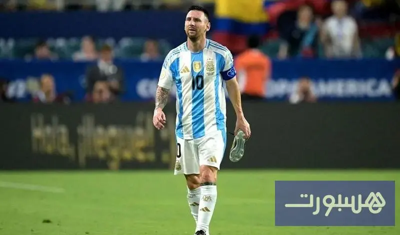 ميسي يواسي لاعبي الأرجنتين بعد الهزيمة أمام المغرب في المونديال