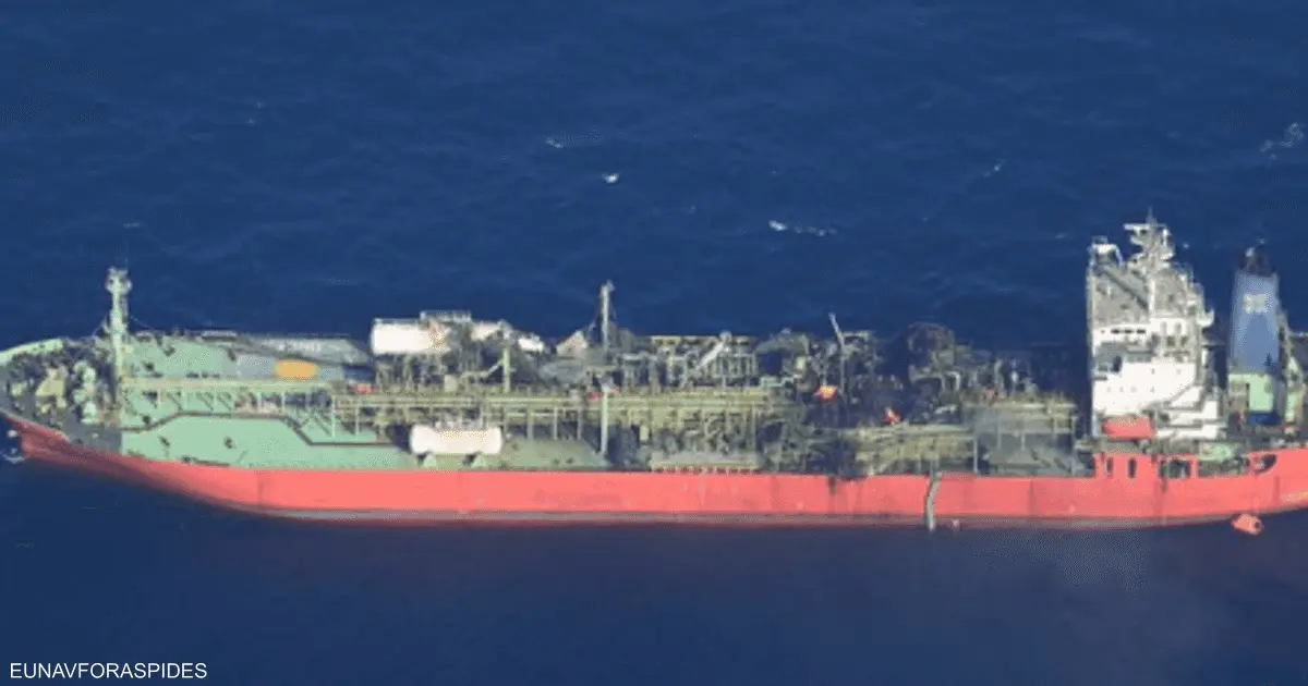 محاولات لإنقاذ ناقلة نفط مشتعلة في خليج عدن