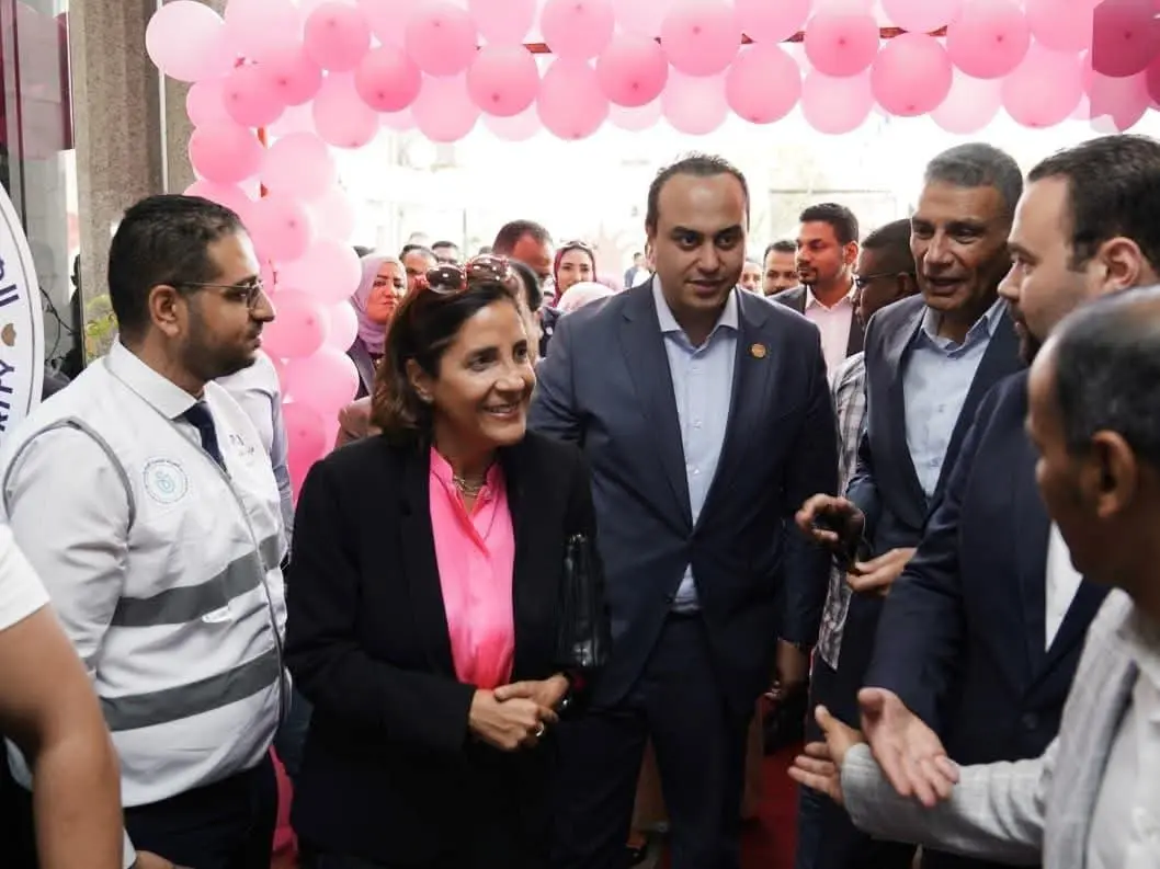 الرعاية الصحية تطلق مبادرة «حكاية وردي» لدعم صحة المرأة وتدشين جدارية الأمل بمركز أورام أسوان