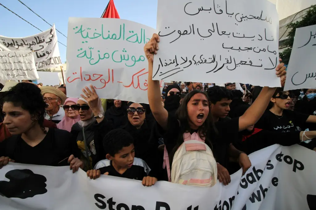 اضراب عام يشل محافظة تونسية يطالب سكانها بتفكيك وحدات صناعية كيميائية ملوثة