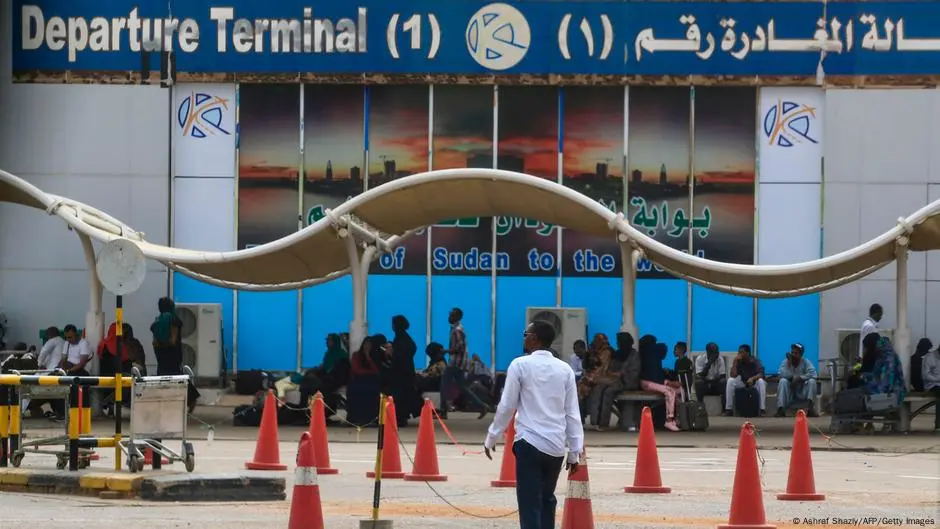 هجوم جديد على مطار الخرطوم والإمارات تدعو لوقف إطلاق النار