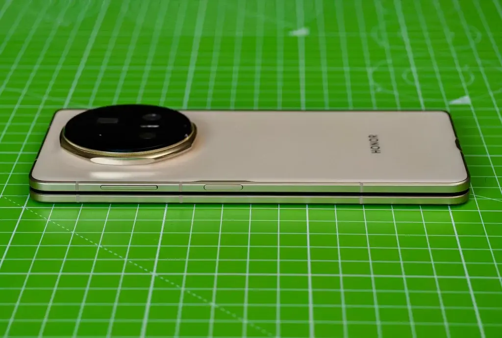 من مسطحة إلى مرنة: الهندسة وراء الشاشات القابلة للطي