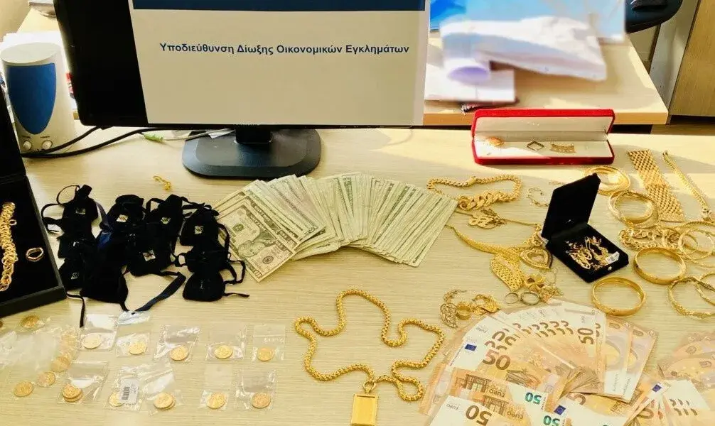 غسيل أموال ومضبوطات ثمينة.. اليونان تعتقل سوريّين تورطا بعمليات احتيال ضخمة