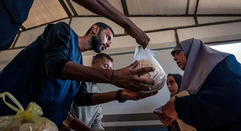 غزة - إدخال مساعدات غذائية تكفي نصف مليون شخص لمدة أسبوعين، لكن الاحتياجات لا تزال هائلة