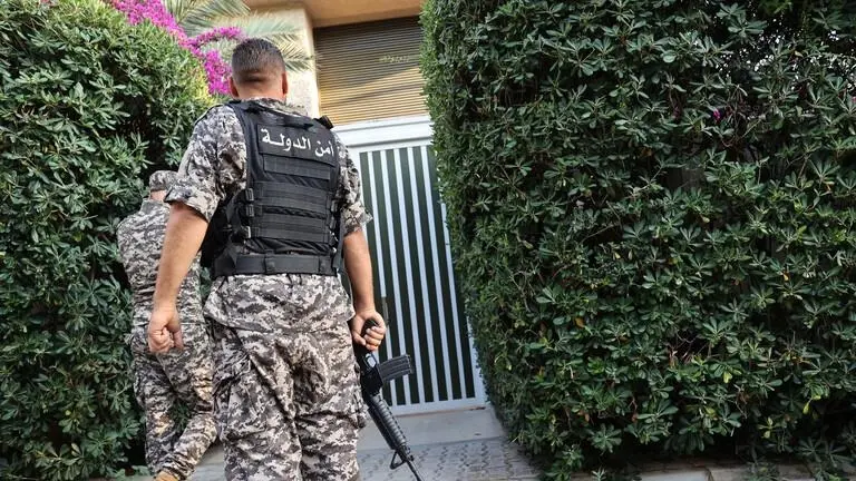 لبنان.. توقيف آمر حماية السفارة السورية السابق بتهمة تسريب جوازات وفد دبلوماسي