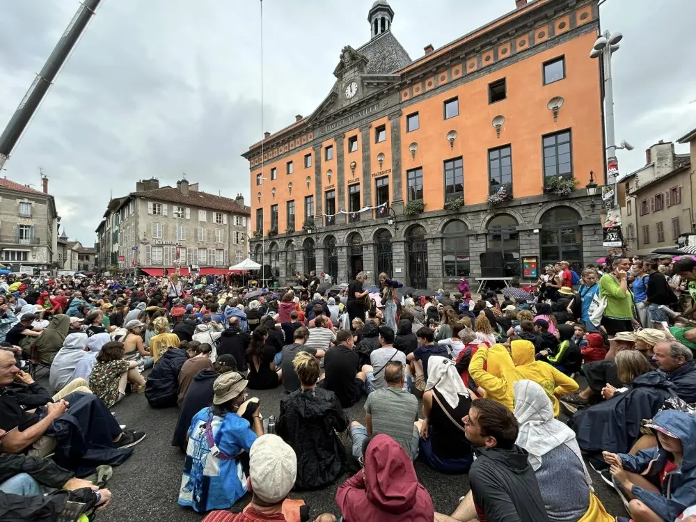 جحافل الفن السادس تحتل مدينة وسط فرنسا.. شوارع أورياك تنبض بالمسرح