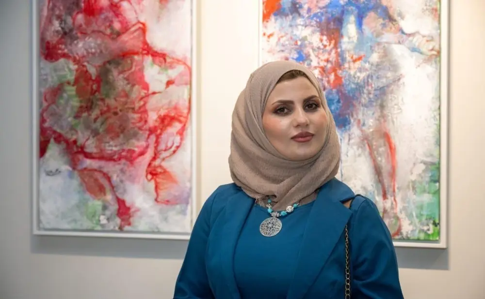 التشكيلية السورية ملاك عابدة لـ زمان الوصل أسلوبي الفني يعكس الروحانية والتأمل في وجود الأشياء