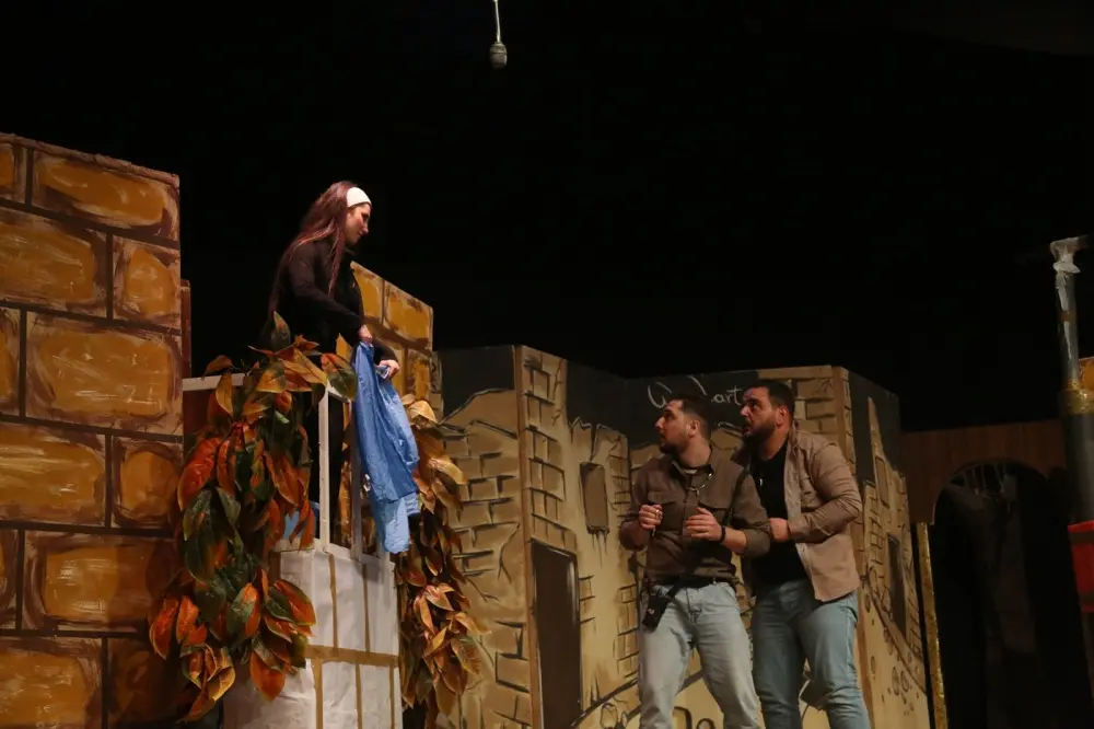 أول عرض مسرحي بحلب منذ سقوط نظام الأسد