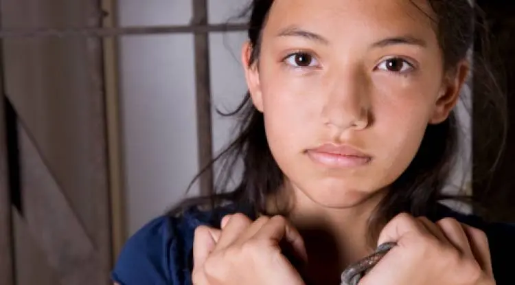 سجنها الثوري الإيراني بعد عودتها من تركيا... رزان شاهدة جديدة على فظائع معتقلات الأسد