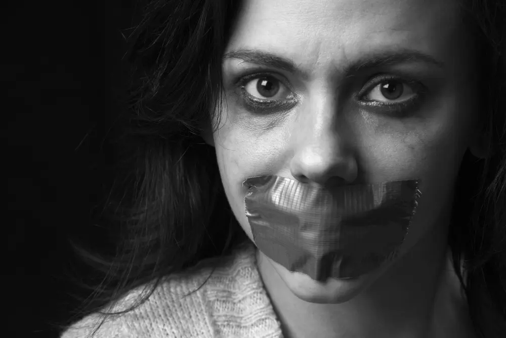 أم عدنان .. اعتقلت من أجل زوجها فكافأها بالزواج من أخرى