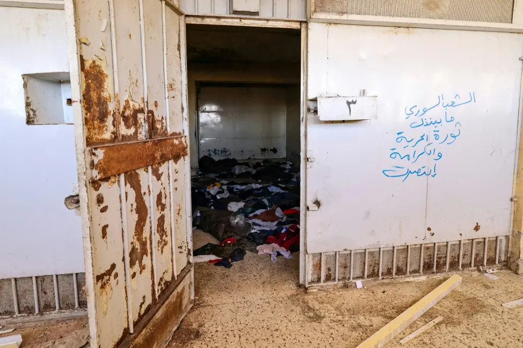 توقيف ضابط سوري متهم بارتكاب انتهاكات في سجن صيدنايا في عهد الأسد