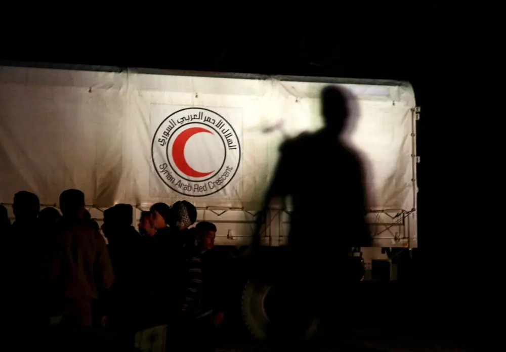 عناصر في ميليشيا الدفاع الوطني ضمن كوادر الهلال الأحمر بدمشق