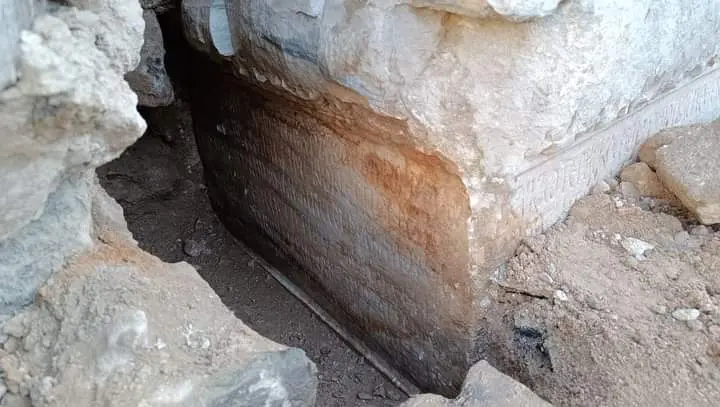 اكتشاف عمود أثري يوثق لمعارك قديمة شهدتها حمص فترة ما قبل الإسلام