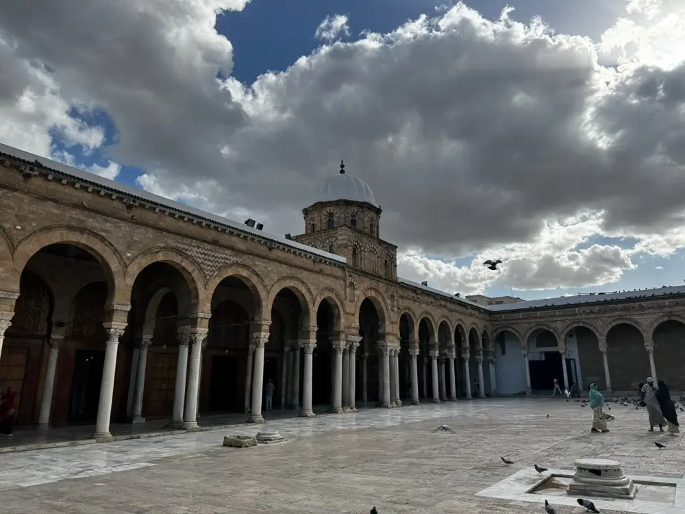 جامع الزيتونة بتونس.. منارة علم وميراث للمصلين عبر العصور