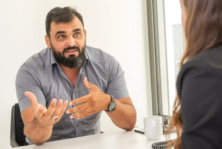 أحمد الأقرع.. شاب سوري من موظف في الرقة إلى مستشار لشؤون اللاجئين في ألمانيا