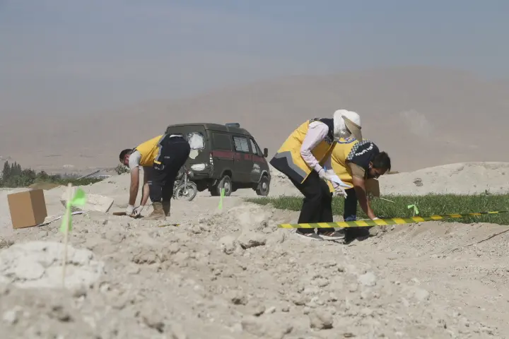 الدفاع المدني ينتشل رفات نحو 20 شخصاً قرب عدرا بريف دمشق