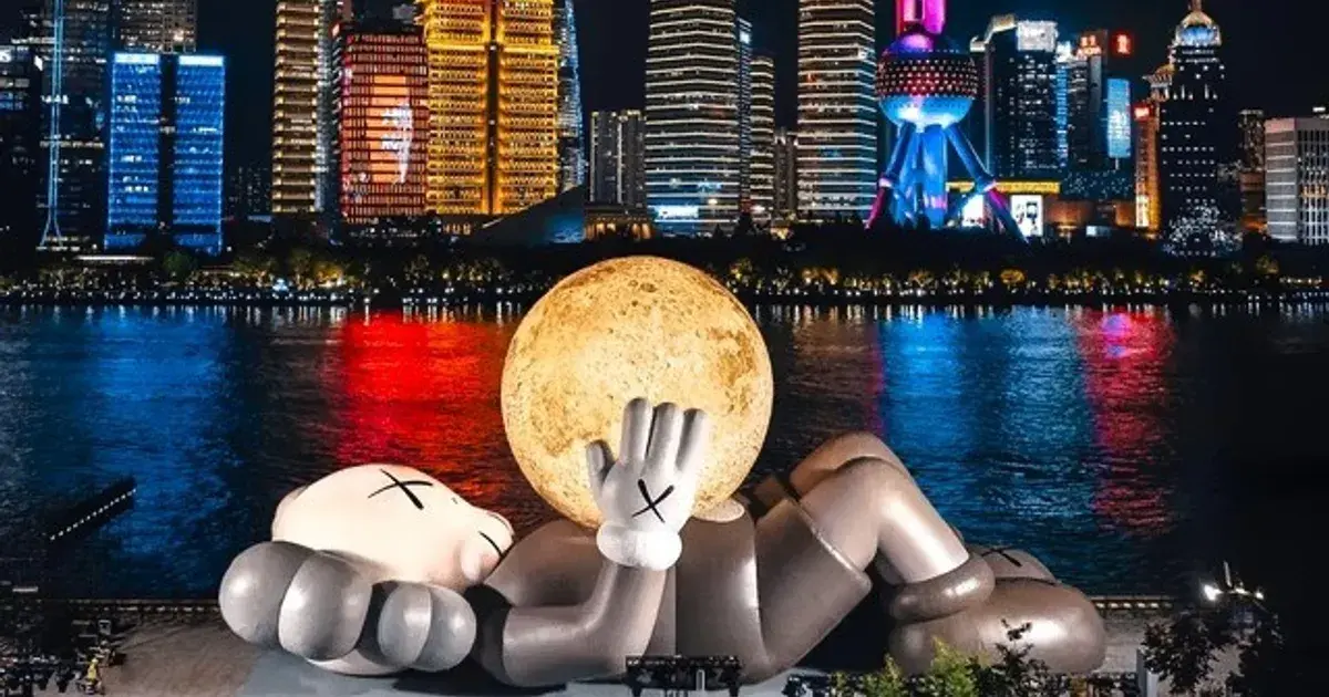 "بوصلة الضوء" بين أبوظبي والعين.. منحوتات من نور لفنانين عالميين