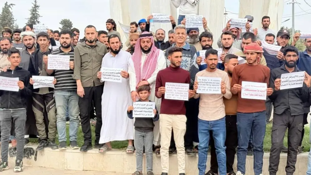 قبائل وعشائر الحسكة تحتج في رأس العين وتدعو لدعم الحكومة السورية الجديدة