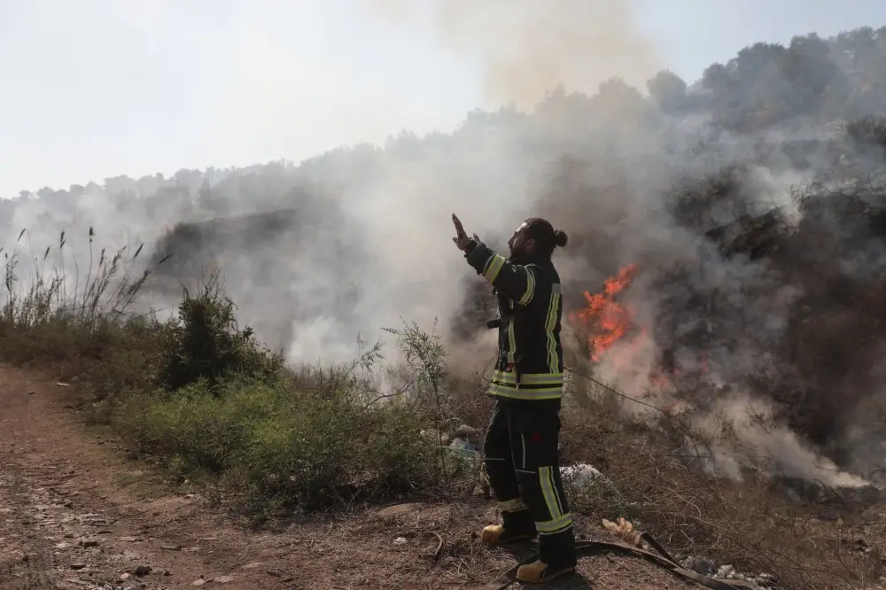 فرق الإطفاء تكافح حرائق غابات وأراضٍ زراعية في ريف طرطوس