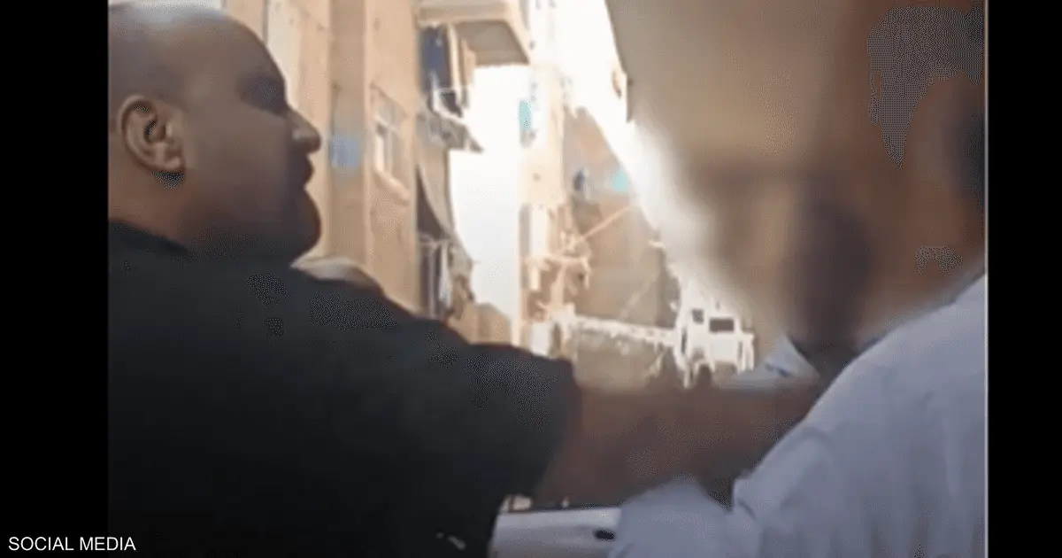 فيديو صادم.. الأمن المصري يتدخل في واقعة التعدي على رجل مسن