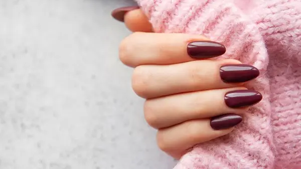 طلاء الأظافر البرغندي.. أناقة وجاذبية ساحرتان هذا الشتاء