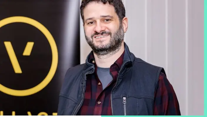 المؤسس المشارك لـ«ميتا» واصفًا 13 عامًا كرئيس تنفيذي: كنت أتصنّع الابتسامة كل يوم