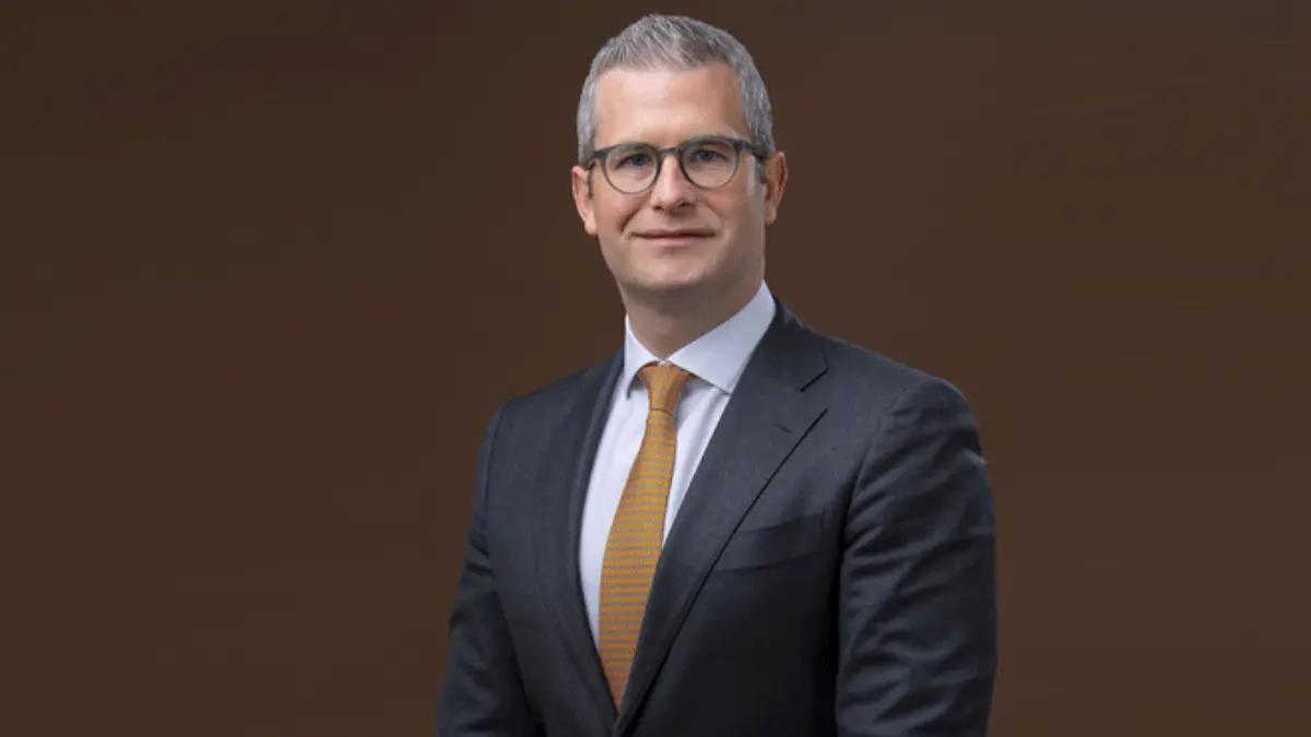 نموذج القيادة المثالية: لماذا تتفوق الثقة والتمكين على السيطرة؟