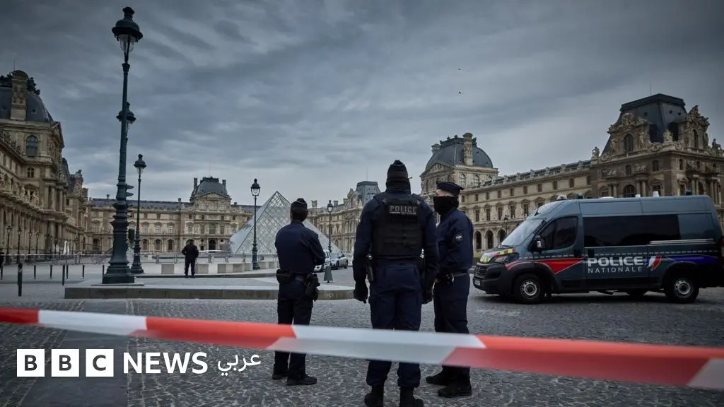 أحدهما كان متجهاً إلى الجزائر، القبض على مشتبه بهما في سرقة مجوهرات من متحف اللوفر