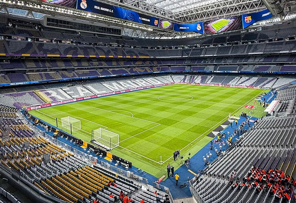 ريال مدريد وبرشلونة وجها لوجه وسط أجواء متوترة.. التشكيلة والقنوات الناقلة